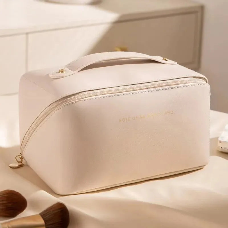 Bolsa de maquillaje de viaje portátil, impermeable, con almohada de cuero PU para mujer, bolsa de maquillaje de mano para que las mujeres la lleven.