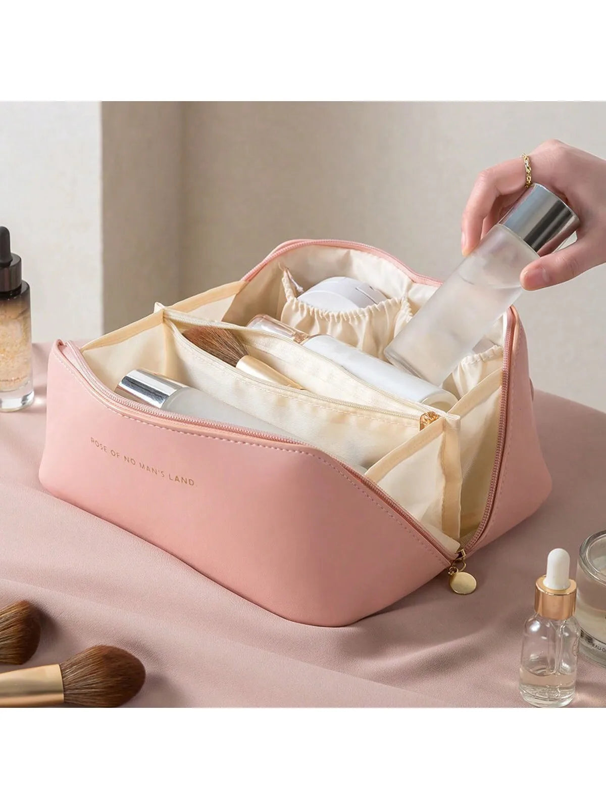 Bolsa de maquillaje de viaje portátil, impermeable, con almohada de cuero PU para mujer, bolsa de maquillaje de mano para que las mujeres la lleven.
