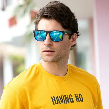 Un par de gafas polarizadas vintage de moda, gafas de lujo retro para conducir y pescar, gafas antideslumbrantes.